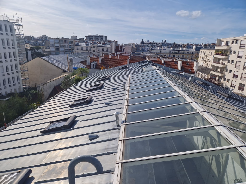 Toiture zinc à joints debout avec verrière